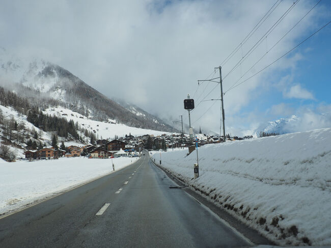 雪の積もる中、走ります。<br />道路は雪が無く、走りやすい。