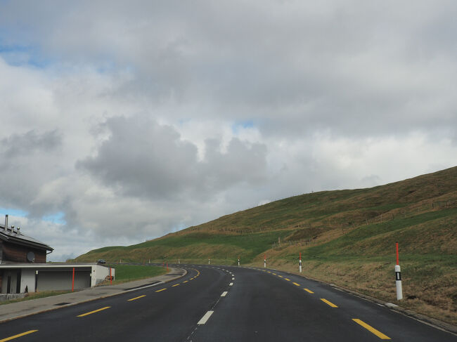 湖を抜け、丘陵地帯を走ります。