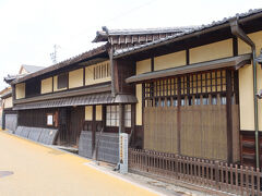 三井家発祥の地を更に北に進むと旧小津清左衛門家があります。紙や木綿で財をなした豪商の邸宅です。公開されているのですが、生憎酢曜日は休館日で中は見られませんでした。因みに昔阪神球団の社長を務めた小津さんとは関係ありません