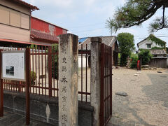 今度は一筋西の筋を南に進むと松阪きっての著名人である本居宣長の邸宅跡があります。本居宣長の邸宅（鈴屋）は松阪城跡移築されており、本居宣長宅跡には礎石位しか残っていません