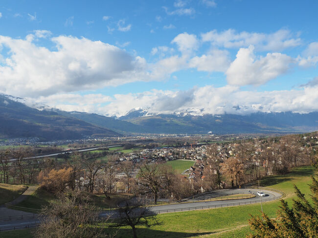 車に戻り、ファドゥーツ城に行ってみます。