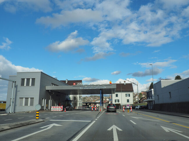 リヒテンシュタイン・オーストリア国境。<br />リヒテンシュタイン側の国境管理建物。<br />もちろんシェンゲン圏内なので、素通り。