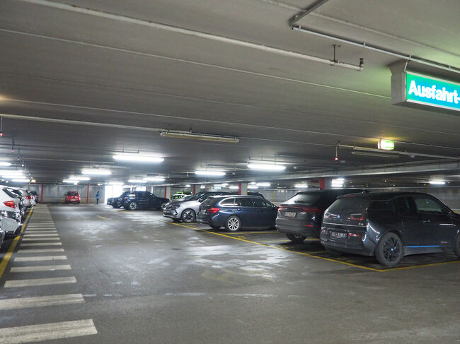 国境の町フェルトキルヒの川沿いの地下駐車場に車を停めます。
