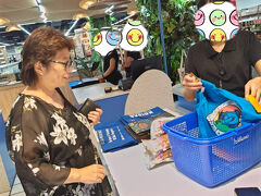 この人（婆）もお気に入りにしとかないと
　後が怖いよね・・・
孫へのお土産は絶対ここで買う！って決めてたんだと
Krisna Oleh Oleh Bali - ICON MALL　

