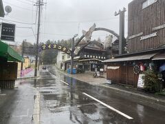 3日目になりました。宿近くのアイヌコタンに来てみましたが、あいにく雨が降っていました。