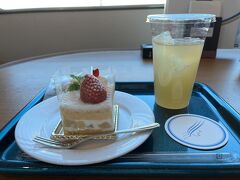 なんと個室です。これもわたしの我儘で、ケーキセットなんか頼んでみたり…
主人は渋い顔(⌒-⌒; )