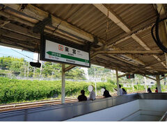 ホームで熱海駅行き電車を待ちます