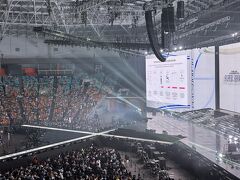 会場に到着。初日に譲ってもらった席です。
視野制限の隣のブロック・最高列から2列目ですが、さすがKSPO視野はそこまで悪くないです。
こう思えるのも、恐らく日本人でドーム経験があるからだと思います…