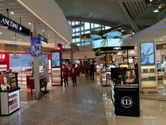 出国手続きを終えて制限エリアに入ってきました。

この辺りはブランド品の免税店が並んでいます。