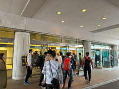 長野駅からバスでビッグハットへ。前日の受付会場。