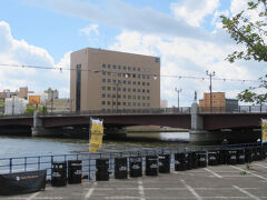 釧路川に架かる橋。幣舞橋です。
橋には４体の銅像があり「春夏秋冬」を現しています。
この手前にある駐車場「河畔駐車場」に駐車して泉谷に行きました。