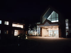 ４日目の宿泊地はくったりレイクインのキャンプ場です。
宿泊ホテルの駐車場挟んで前がキャンプ場です。
電源付きのオートキャンプ場とテント用のフリーサイトがありますが、小さなキャンプ場です。
写真はホテル側です。