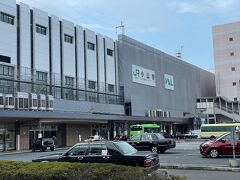 小山駅です。
駅で朝ごはんを食べることにします。