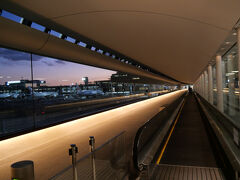 サテライトビル着なのでメインビルの入国審査までの距離が長いです。

2013年までシャトルシステムが通っていたメインビルへの連絡通路を歩いていきます。