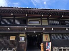 日下部民芸館。
元は役所の御用金を用立てする
掛屋や両替屋を営んでいたそう。
明治8年の大火で類焼し、
明治12年に飛騨の名棟梁、川尻治助が、
江戸時代の建築様式を忠実に再現。
昭和４１年に国の重要文化財に指定されて以降、
民芸館として一般公開されています。

