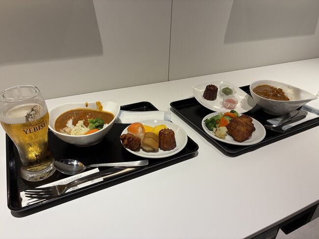夕飯を食べておらず、機内の食事もフルーツミールに変更したので、ガッツリ食べます。<br />カレー美味しかったです。