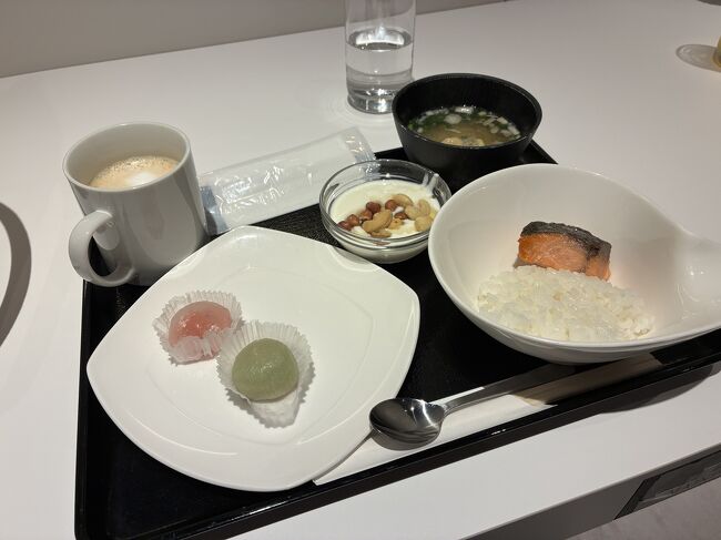 日本食が恋しくなるかと、シャケとご飯、お味噌汁もいただきました。<br /><br />ここで1時間半ほど、ゆっくりしました。