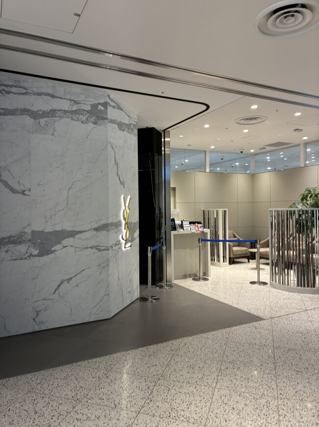 まず、YSLの横のカウンターで、予約していた免税品を受け取りました。(ディオールのリップ4,100円)