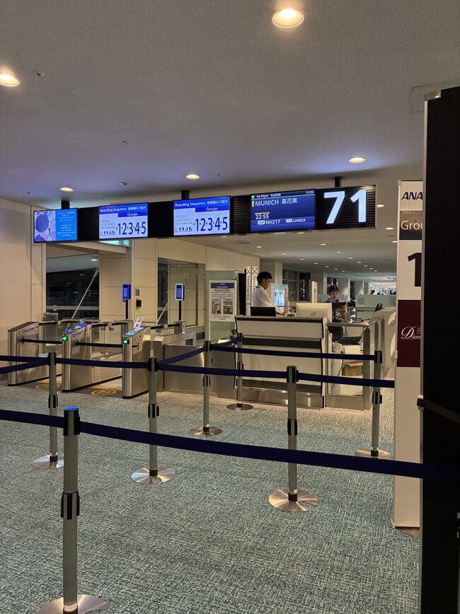 午後10時頃、水を買ってから、搭乗ゲートに来ました。<br />けっこう人がいました。外国人と日本人半々くらいで、機内も満席に近い状態でした。<br /><br />なんとなく、ミュンヘンに行く日本人は観光ではなく、仕事のような人が多い印象でした。