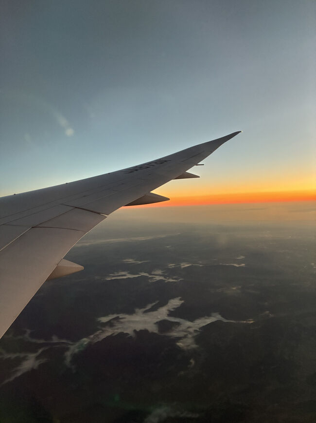 あと2時間くらいでミュンヘンです。<br />今回は北極の上を飛ぶルートでした。<br />これはどの辺でしょう？<br />朝焼けが綺麗です。