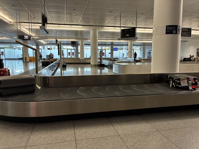 荷物受け取る前に空港のトイレに行きましたが、イタリアと違って綺麗なトイレでした。<br />少し待って荷物を受け取ります。