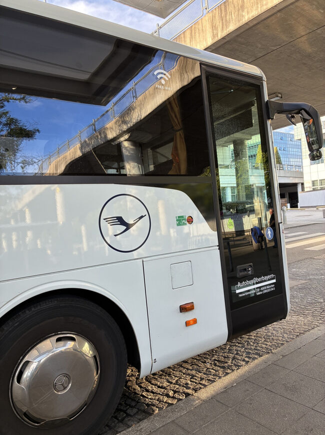 このバスで、ミュンヘン中央駅まで行きます。<br />チケットは日本でルフトハンザ公式HPから購入したので、スマホのQRコードをドライバーに見せました。<br />12ユーロx2人<br />スーツケースはドライバーが、荷物入れに入れてくれました。