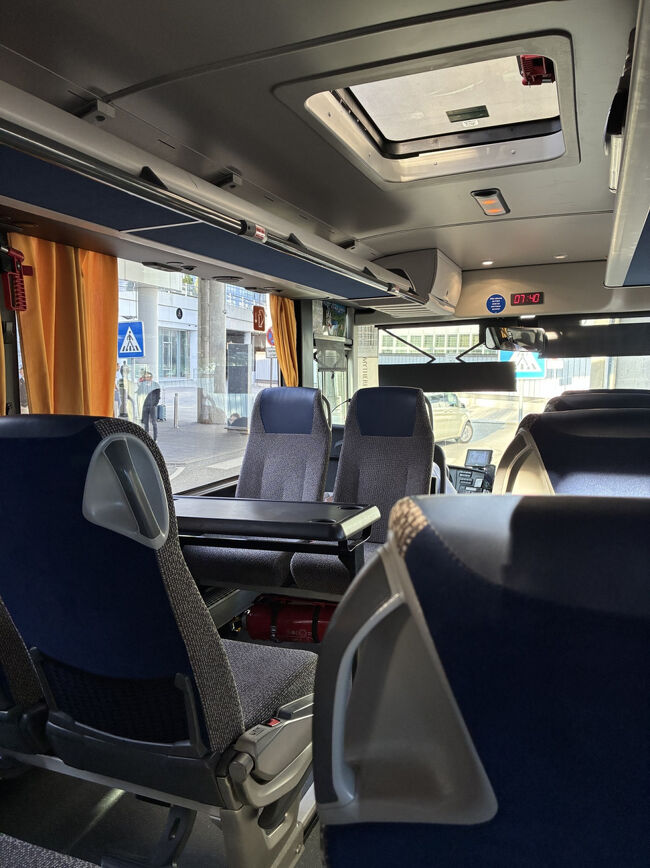 7:45 出発<br />早朝ですが、まぁまぁの人が乗っています。<br />ミュンヘン中央駅まで約50分