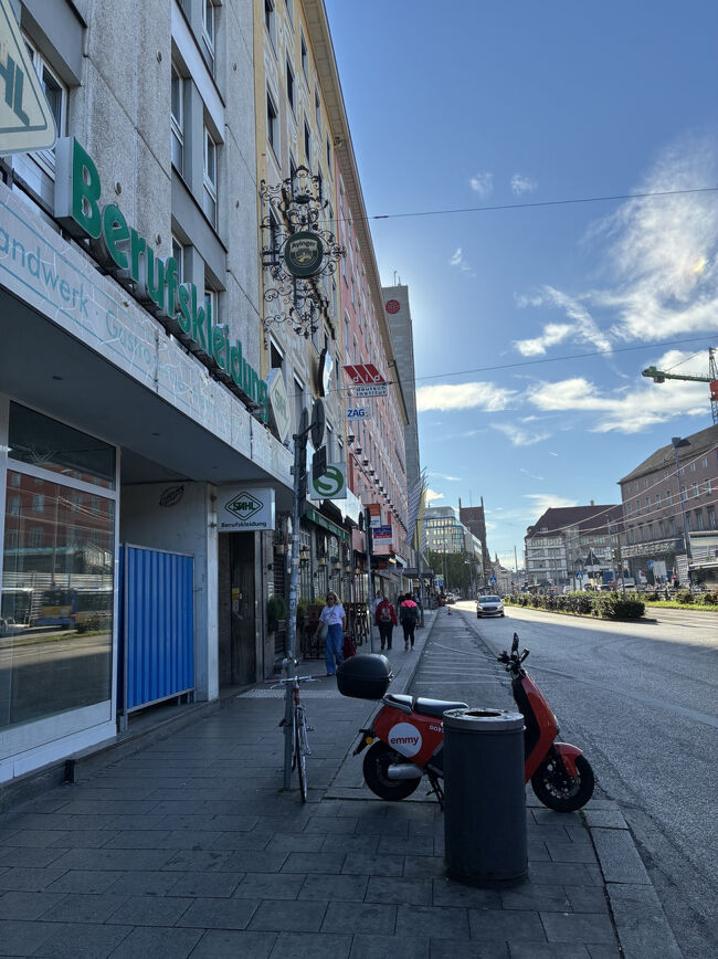 降りると目の前に、本日の宿、エデンホテルがあります。ピンクの建物です。