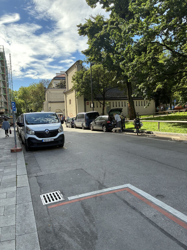 空気がひんやり、この日のミュンヘンは最高20度くらいでした。街歩きに丁度いい気候です。
