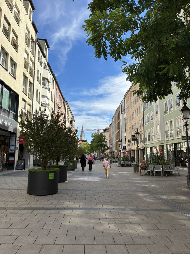 さらにマリエン広場の方に歩くと、