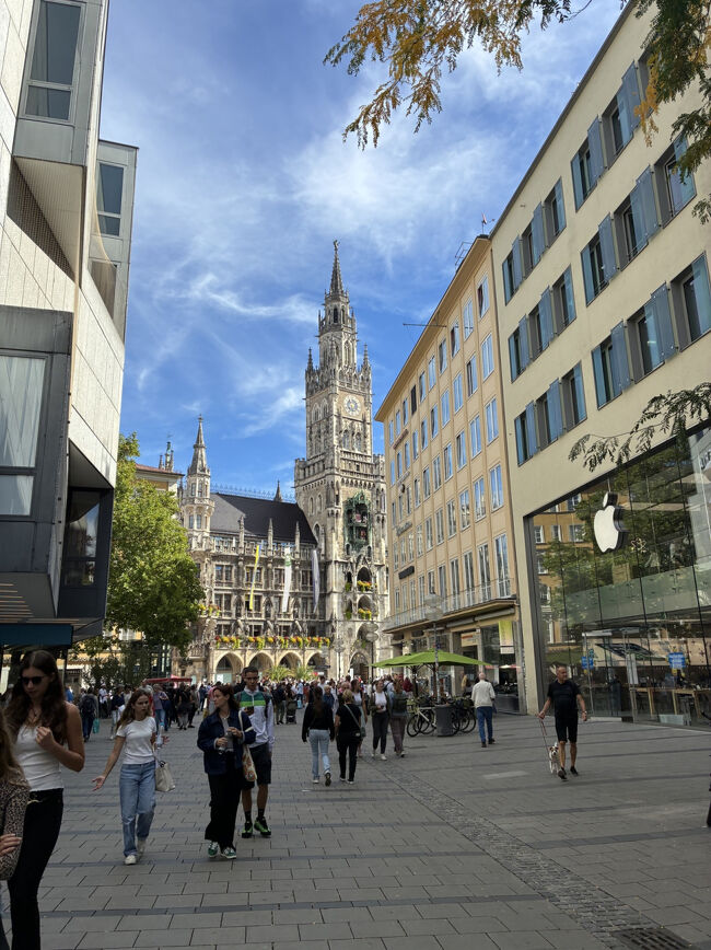 音楽が聞こえて来ました。<br />丁度11時の市庁舎のカラクリ時計の人形が踊る時間です。