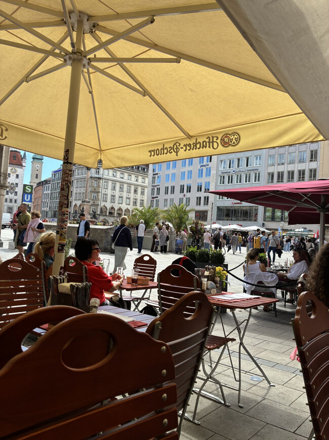 気持ちのいいテラス席に座って