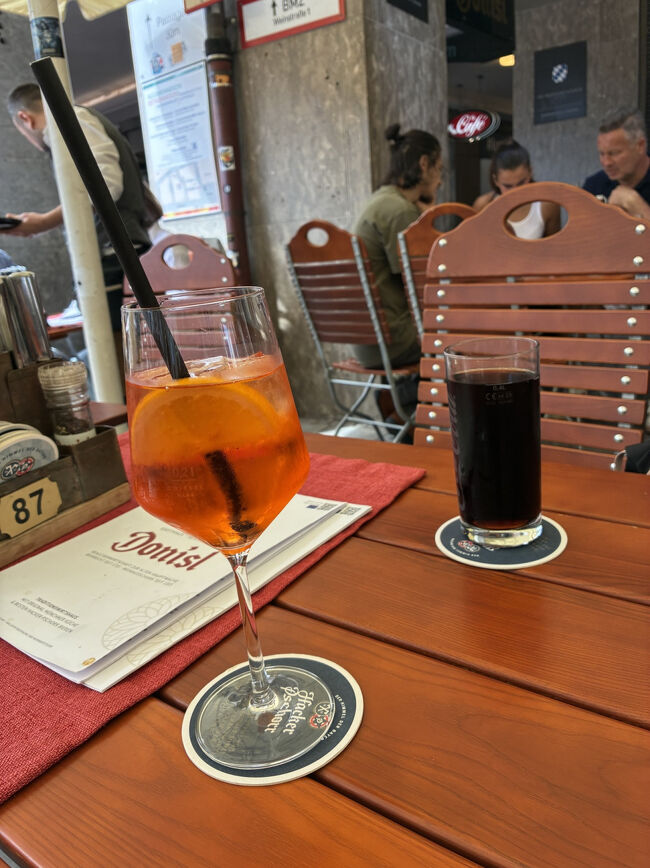 コーラとアップルダイザー<br />このアップルダイザー、ノンアルコールのはずですが、アルコールのような味がしました。