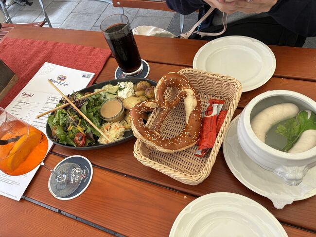 注文したのは、ミュンヘン名物白ソーセージ(プリッツェル付き) とサラダ盛り合わせです。<br /><br />白ソーセージは、皮を剥いていただきます。<br />ハーブが効いていて、とても美味でした。<br />プリッツェルはかなり塩っぱくて、硬くて、食べきれませんでした。<br /><br />これらを2人でシェアして満腹になりました。
