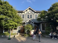 観光会館は木造のレトロな造りです。