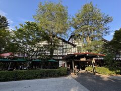 万平ホテルは昨年リニューアル。

テラス席のカフェはお洒落。

カフェは18時までですが、17時がラストオーダーで入れず。
後でネットでメニューを見たら、それなりのお値段がして、いずれにしても庶民の私は入れなかったかも。