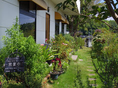 笠間に到着後、先ずはランチを頂きに「ドロップイン」さんへ。
ギャラリーロードを少し上がった左側の高台にあります。
緑の小路を通って店内へ。
（すぐ後ろにあるホテルの位置情報をお借りしました）
