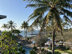 おはようございます
バリ6日目、今日も良い天気
ルームチェンジ後のテラスからの眺めはプールビュー
海も見えます