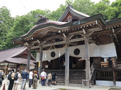 戸隠神社巡りは中社から。
社殿は高さ何mあるのだろう。
五社の中でも最も大きいだけのことはあります。
戸隠神社の各社では天岩戸開き神話にまつわる神様が祀られていて、中社の天八意思兼命(あめのやごころおもいかねのみこと)は、天照大神が岩戸の中に隠れたときに岩戸神楽(太々神楽)を創案し、岩戸を開くきっかけを作ったといわれる神。
学業成就や商売繁盛･開運などのご利益があります。