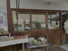 　神社の一角に「よろづや」レタスやトマト、リンゴなど新鮮そう。