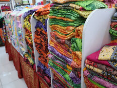 ラーマーヤナには全然女性ものが無かったので、もう一か所、エルランガ２に寄ってもらった

ここ、私はたいへん楽しく買い物しました
（わたしは99％要らない物の中に、1％の好きを自力で見つけるのが趣味で、アンチ・セレクトショップ派。お洒落なものが揃う店ではありませんので、誤解のないように）