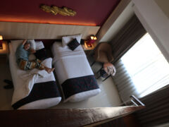 クタのホテルに着くと、母がベットに倒れ込んでしまった
そんなにしんどかったなんて！ごめん
言ってくれれば買い物なんて止めにしたのに。

この日が、いちばん辛かった日だと思われます