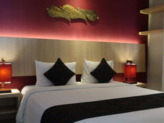 最後のホテルは、1階と2階に分かれたタイプ
（写真は2階のダブル）
「2ベットルーム」検索でここを選んだのですが、ロフト構造なので音も光も遮ることができず、こんなことなら3人一部屋でも同じだった。

ロフト階段の下で、注意欠如の母が何度も頭を打ってしまったし、2階で寝たわたしも、夜中に木の階段を降りるのが困難でした。

サヌール、ウブドの宿は、なんとも心が馴染んだ。
しかしここは、都会に出て来た時のように、心を開かずに滞在するホテルでした。（ホテルには、なんら非の無いことですが）