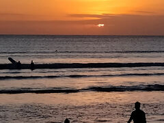 定点観察で、行き交う人を観るのが実に楽しい

いろんな物売り、
子どもたち、
配信する人、
波が小さくてなかなか乗れないサーファー、
セクシーな姿で男に写真を撮らせる女たち、
ついでに岩陰に注射器のようなものまで落ちていた