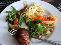 このホテルは朝食ビュッフェ付きで、母は食べられないというので父と二人で来た次第。
ぬかりなくサラックで認知機能を上げようとしています

母が床に伏しているので、みかんを部屋に持ち帰っても良いですか？と聞いたら、「他の食べ物も選んで。部屋に届けてあげる」とのこと。
いくつか果物を選び、ありがたくお願いしました
母も果物は美味しく食べられたみたいで、良かった