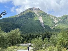 　焼岳ははっきり見えます。
　焼岳は標高2455m、今なお噴気活動を続ける活火山。約2300年前のマグマ噴火により現在のような山体になった。最近では1962年6月に水蒸気爆発があり、泥流が大正池まで押し出した。　