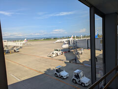 おはようございます！
旅の始まりは快晴の仙台空港から。

朝一便の大阪伊丹空港行に搭乗します。