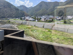 上郡から智頭急行線に入り列車はぐいぐい高度を上げて行きます。
車内には各駅や周辺地域の観光案内も流れて楽しいです。
山や川の風景も変化があります。
鮎釣り人の姿もチラホラ。

ピンク色の駅「恋山形」はインパクトありました。
（写真はボケボケ）