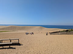 階段を登ると・・視界が広がる！
わあ～～。

思っていた以上に広い！そして砂丘だ～。
