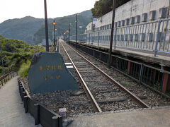 餘部駅には余部鉄橋・空の駅が隣接しています。
次の列車までの時間この周辺を散策します。

駅のホームのそばのこの案内から少し下っていくと余部鉄橋のビューポイントがありそうなので行ってみます。
旧線の線路が少し残っています。自由に立ち入れます。
スタンドバイミーごっこする？
